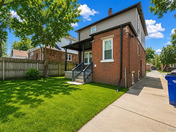 5th image of 15887 Robson St