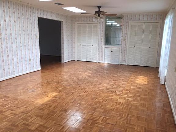 5th image of 10 Forest Grove Pl