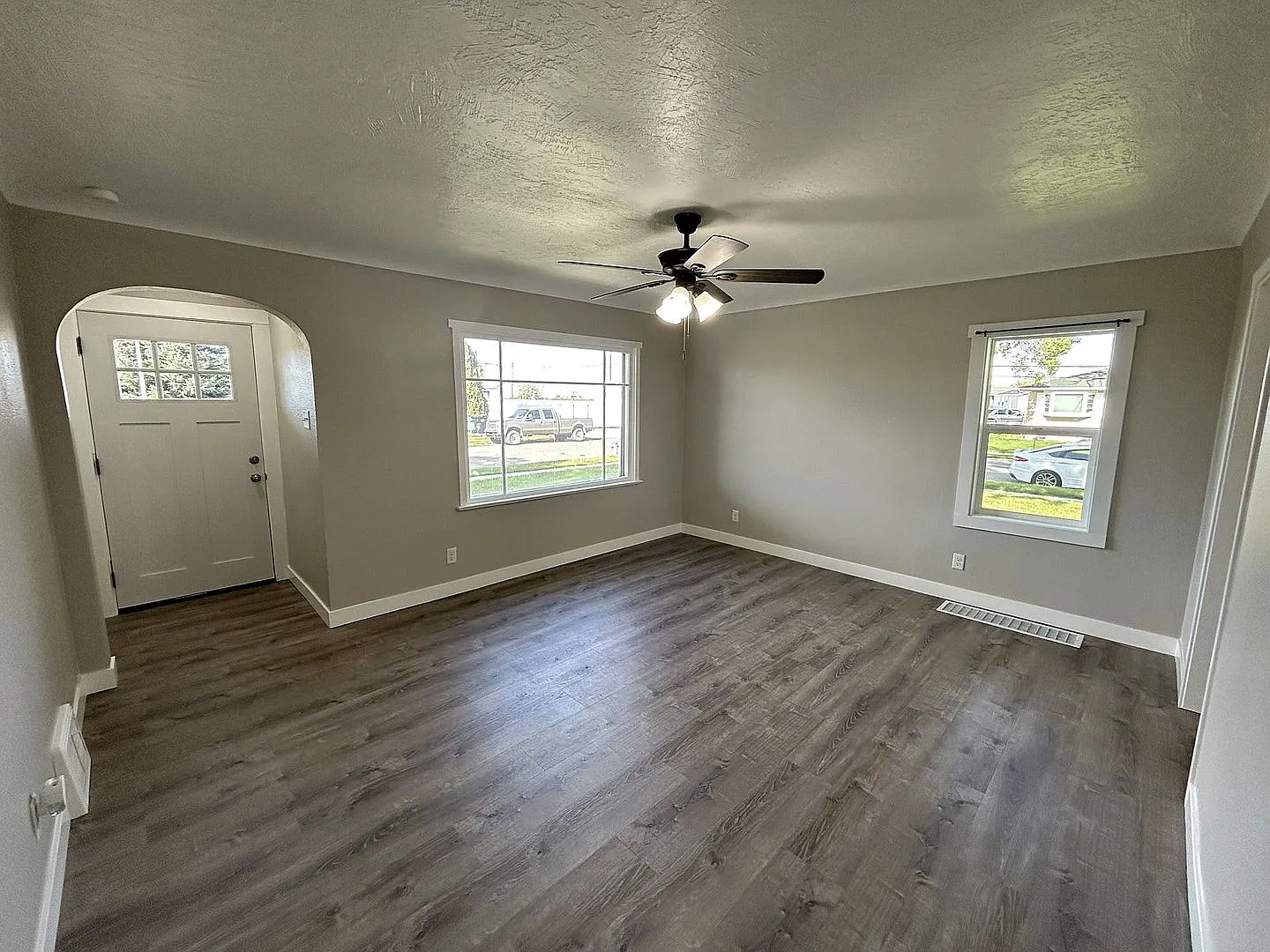 2 Bed / 1 Bath Corner Lot Full Basement & Detached Garage — Photo 3