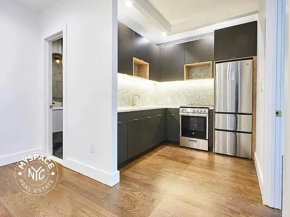 484 Gates Avenue image 1 of 4