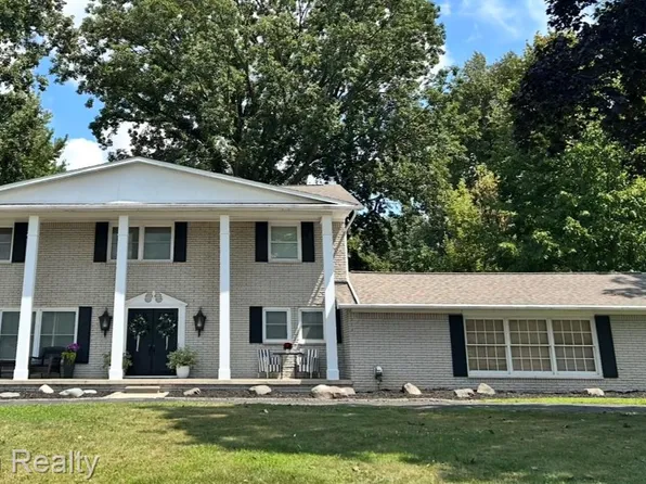1273 Kennebec Rd, Grand Blanc, MI 48439