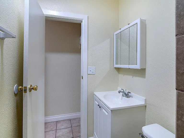 West Adams Studio Apartments — Photo 21