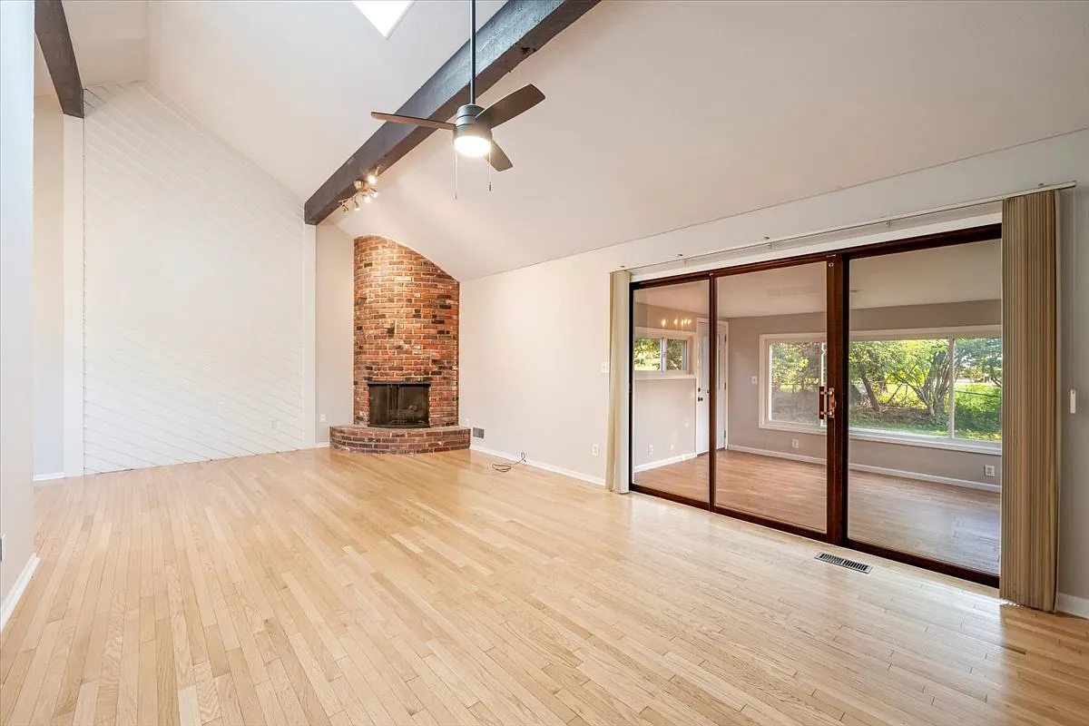 3 bed, 1639 sqft, $2,200 — Photo 2