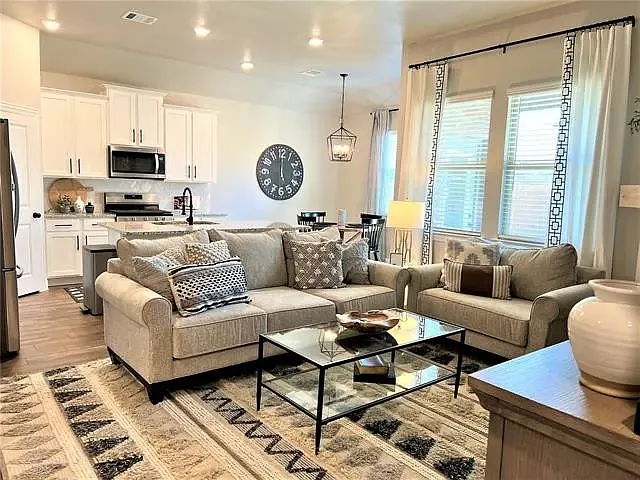 3 bed, 2020 sqft, $2,350 — Photo 4