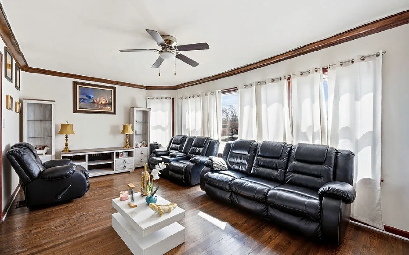 5 bed, 2336 sqft, $3,700 — Photo 2