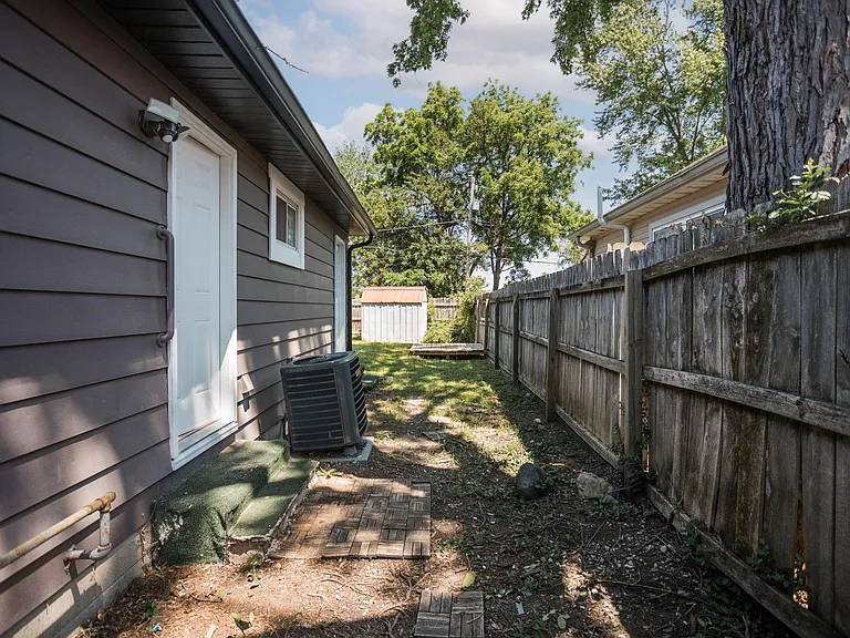 2210 Pleasant St — Photo 9