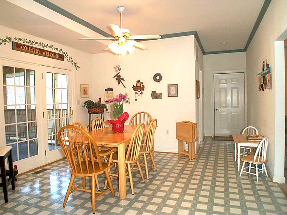 SPACIOUS BREAKFAST NOOK!