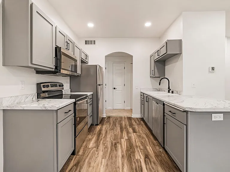 Sterling Oaks Luxury Apartments — Photo 67