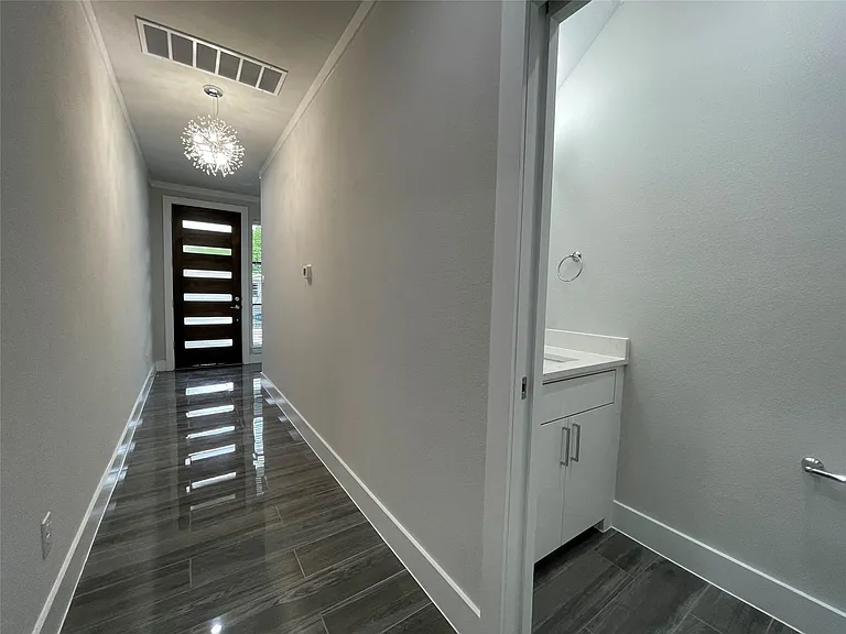 2417 N Winnetka Ave — Photo 2