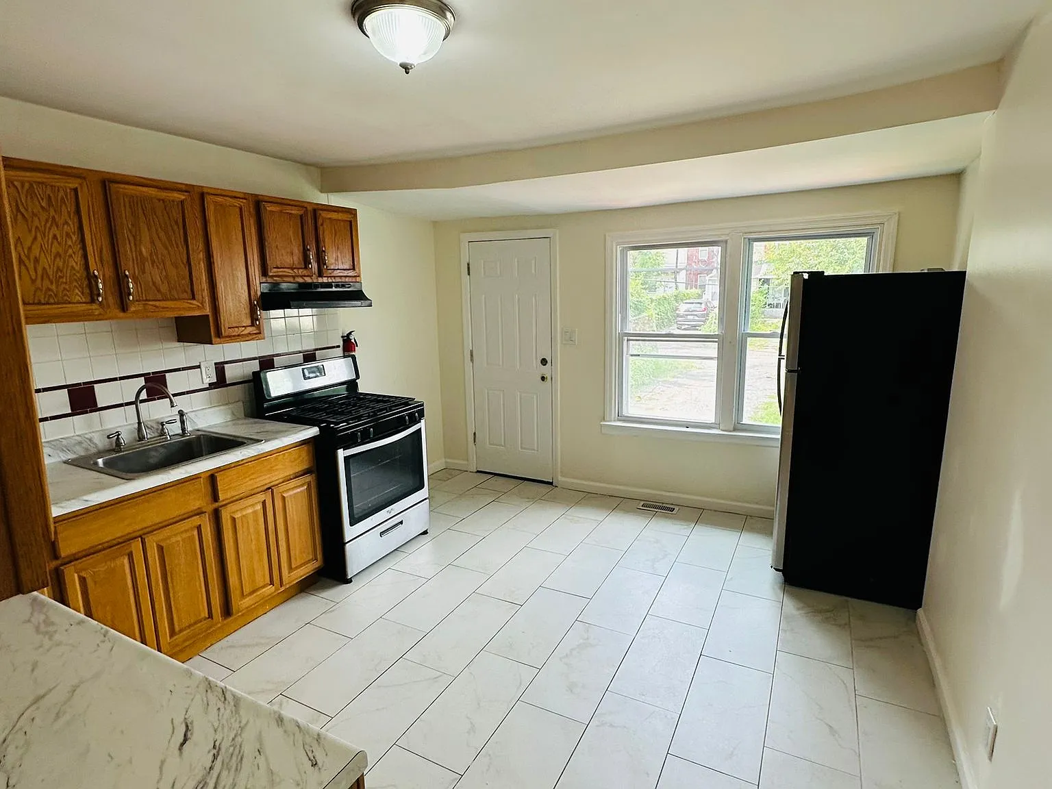 3 bed, 1410 sqft, $2,200 — Photo 3