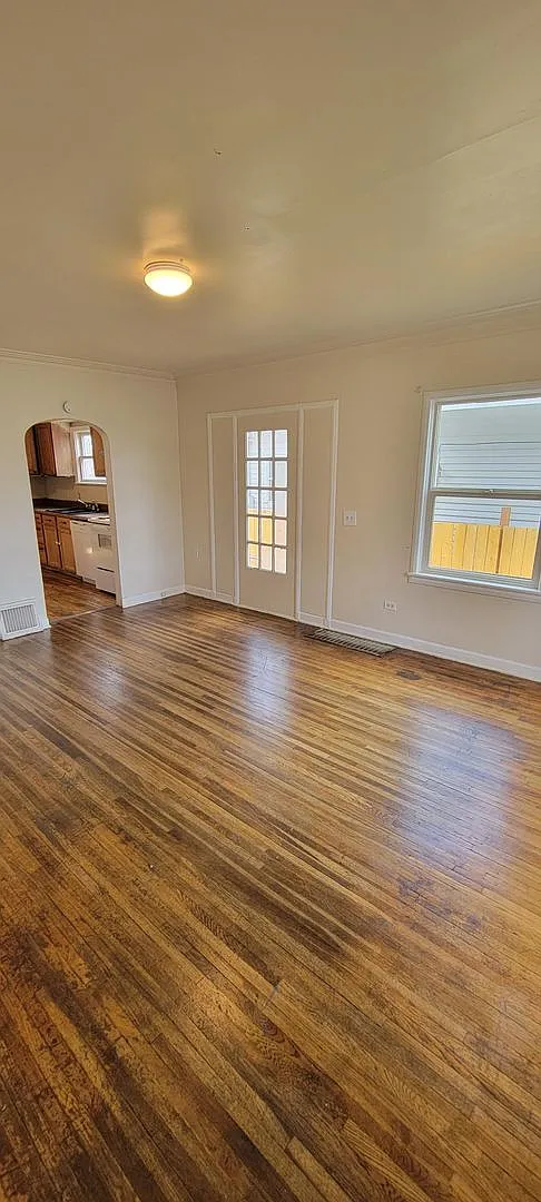 5 bedroom 2 bath home — Photo 2