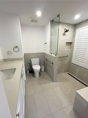 2504 Alhambra Cir — Photo 9