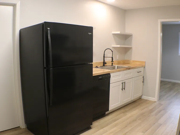 340 Armstrong Dr — Photo 3