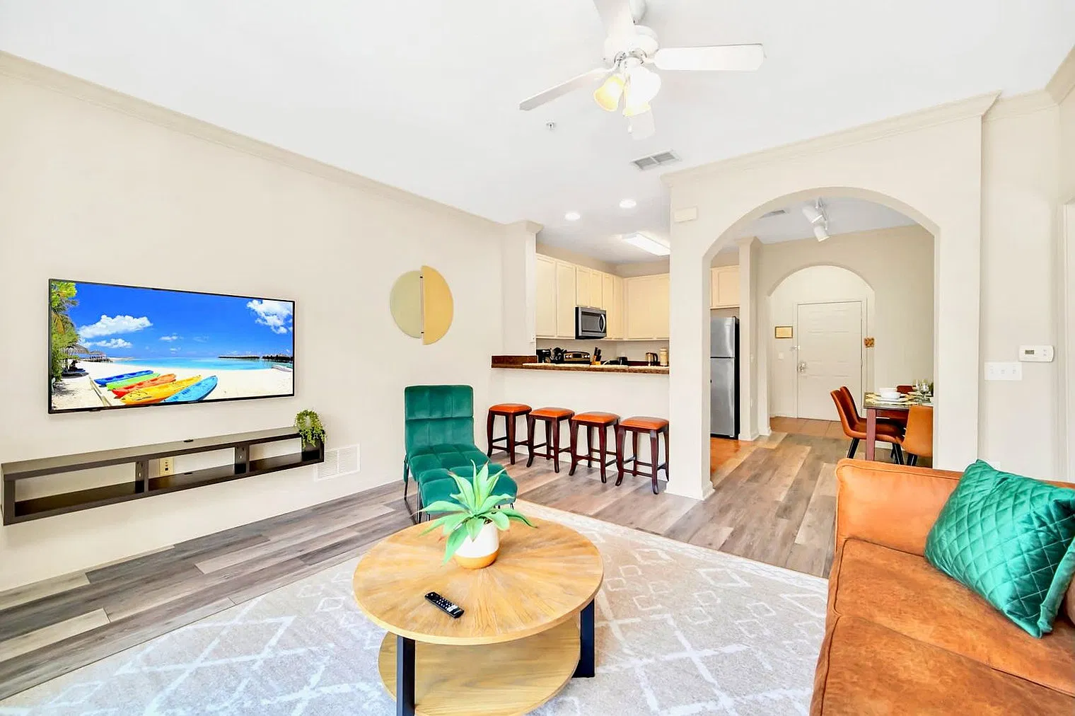 3 bed, 2.0 bath, 1280 sqft, $3,682 — Photo 4