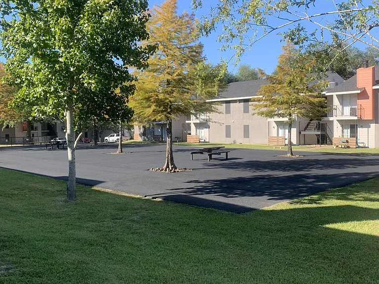 Oak Manor Apartments — Photo 21
