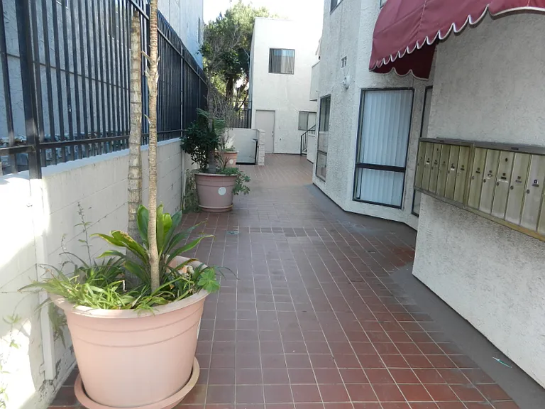 4453 Woodman Ave — Photo 19