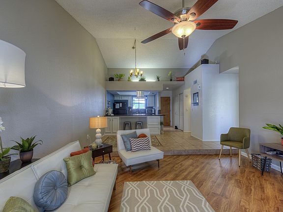 5th image of 302 N SYCAMORE Street #29
