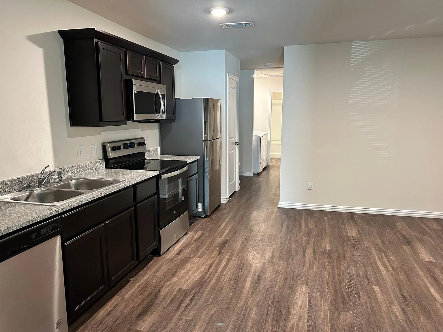 3 bed, 872 sqft, $1,095 — Photo 3