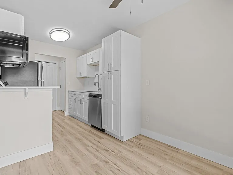 Sunnymede Apartments - Troy, MI — Photo 8