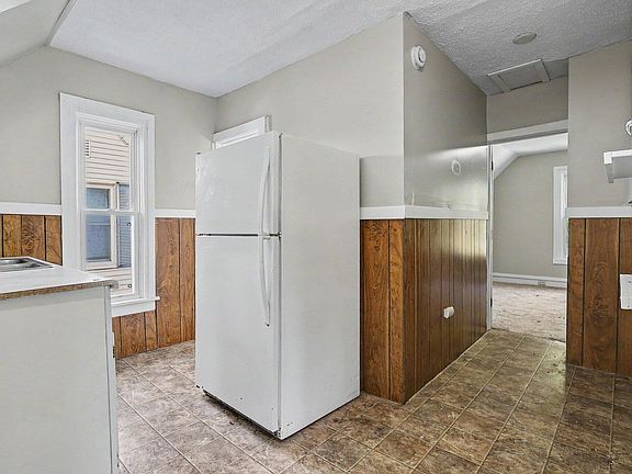 5th image of 349 Maple Ave