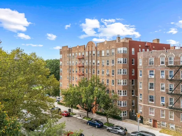 601 Pelham Parkway North image 3 of 22