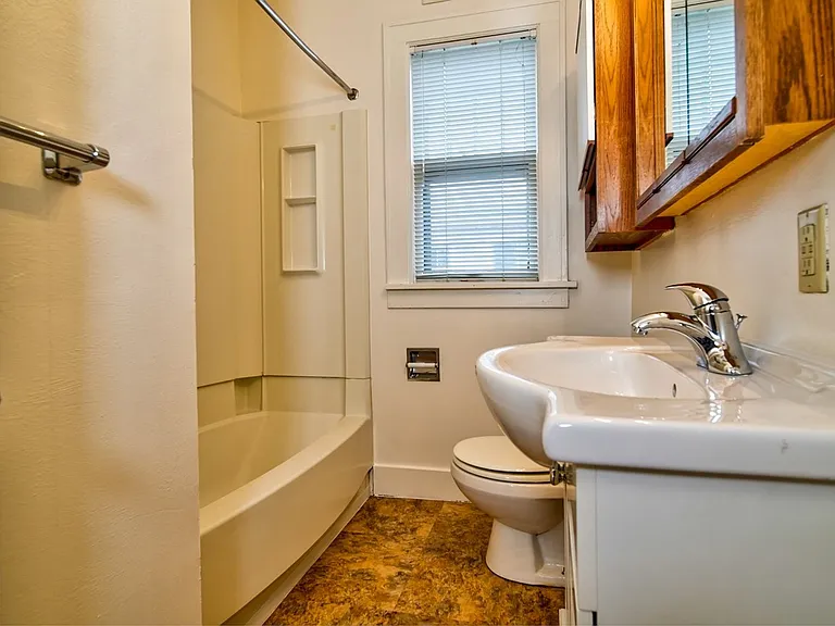 212-214 N Blount St — Photo 11