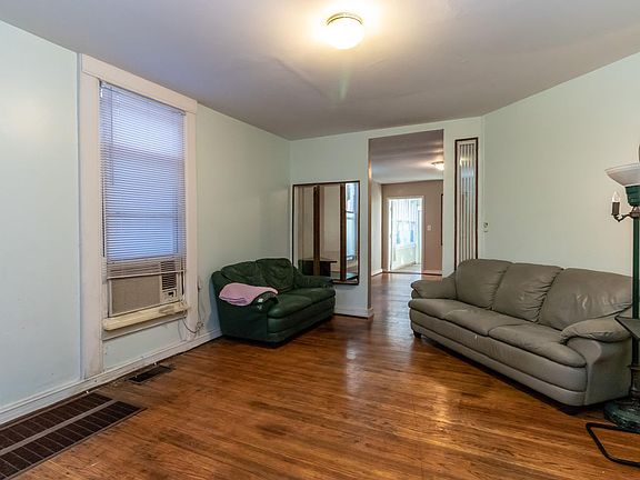 4th image of 2648 Bank St