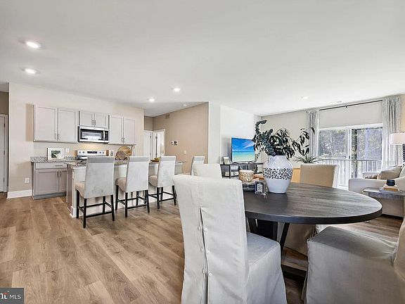 3rd image of 111 Charing Cross Dr