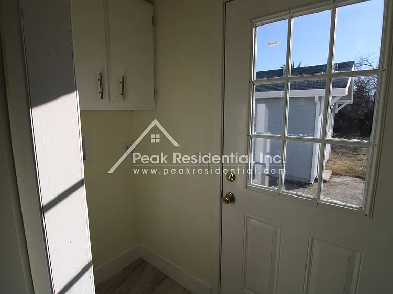 1042 Las Palmas Ave — Photo 13