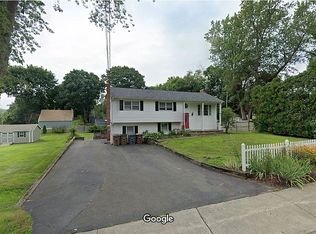65 Black Point Rd, Niantic, CT 06357