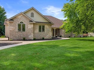 8821 Shadowood Trl, Racine, WI 53406