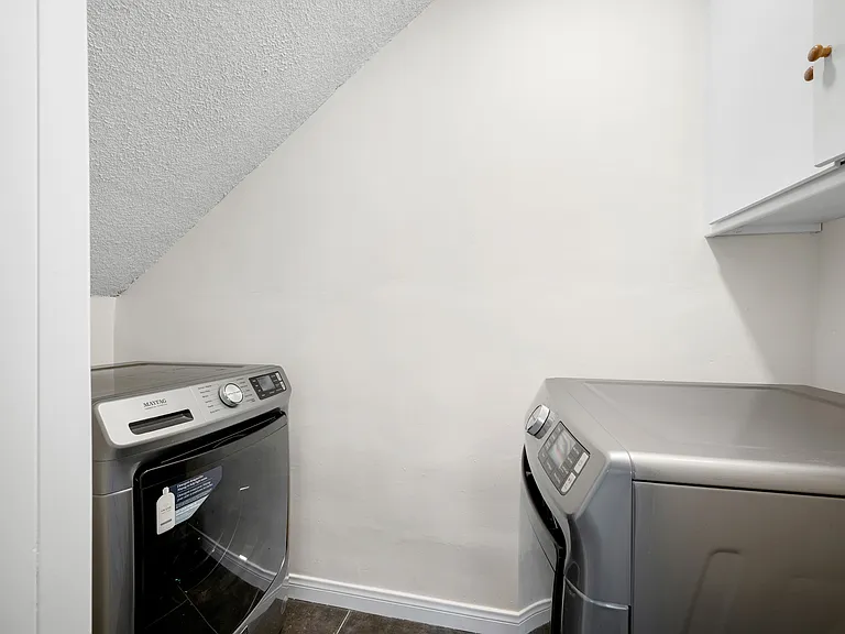 2116 E Chevy Chase Dr #C — Photo 25