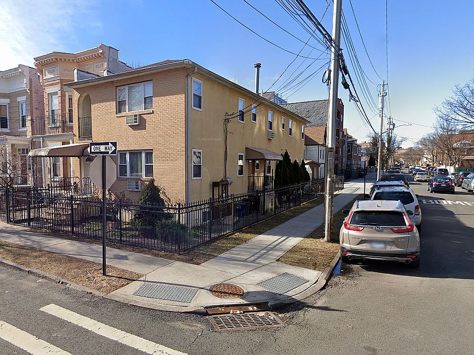 2nd image of 2321 Lyon Ave