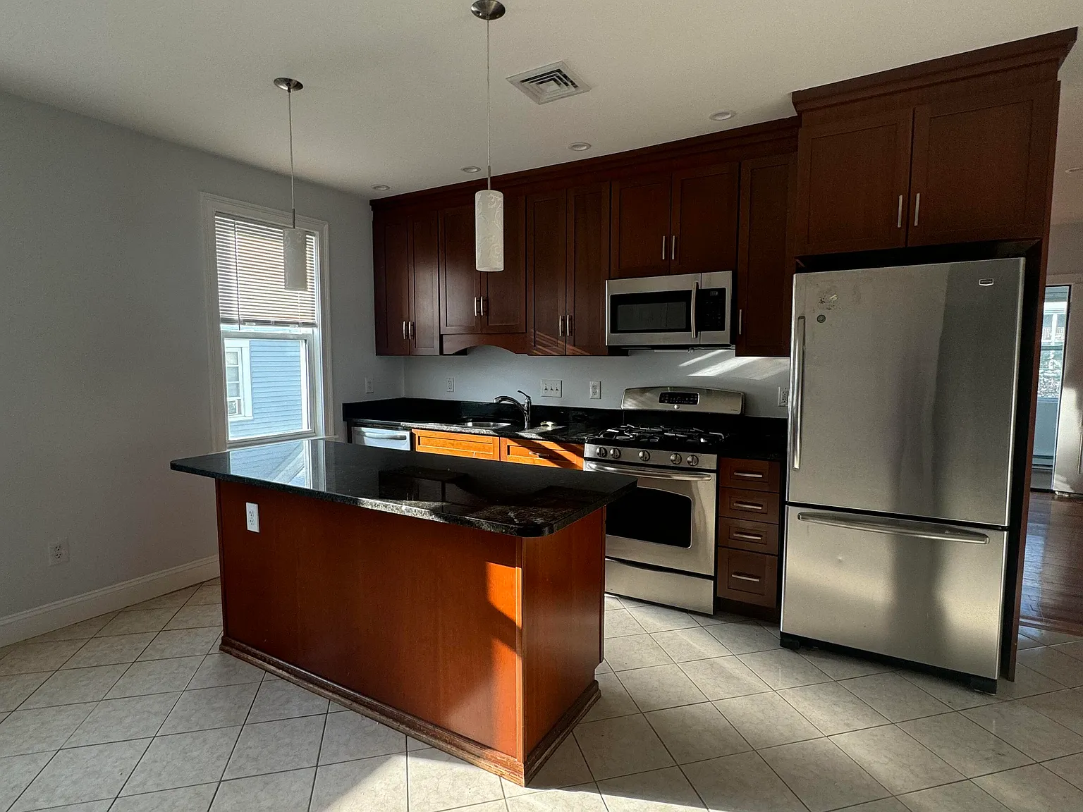 3 bed, 1620 sqft, $3,400 — Photo 3