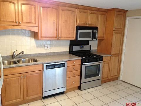 4th image of 2556 Essex Dr