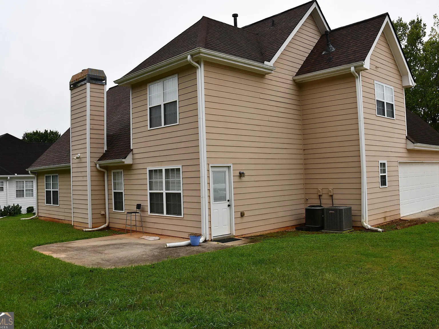 3 bed, 2.5 bath, 2404 sqft, $2,300 — Photo 3