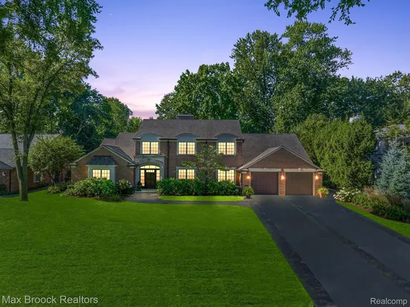 187 Country Club Dr, Grosse Pointe, MI 48236