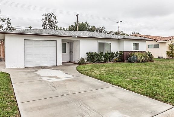 Great location near entertainment, restaurants, shopping, parks, freeways