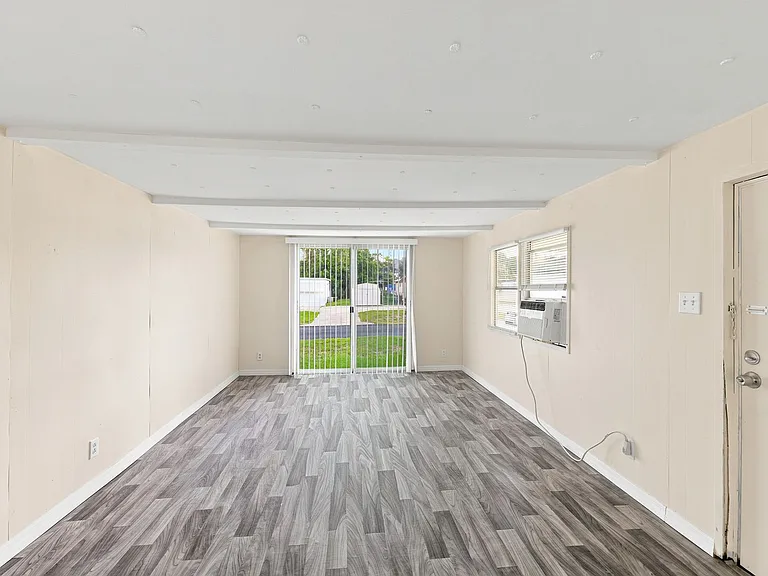 7130 Commons Blvd — Photo 4