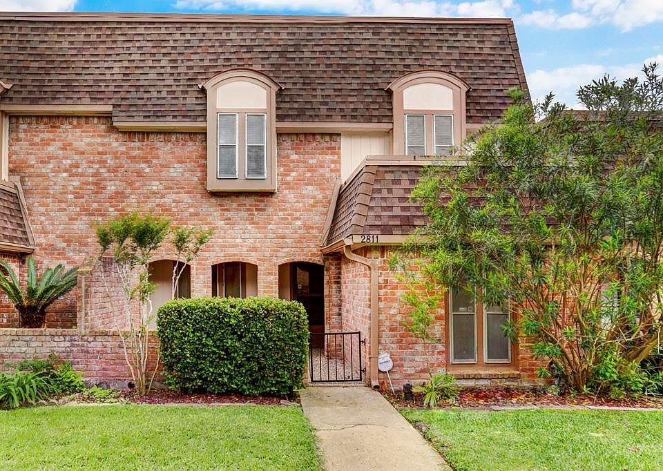 1st image of 2811 Camelot Ln