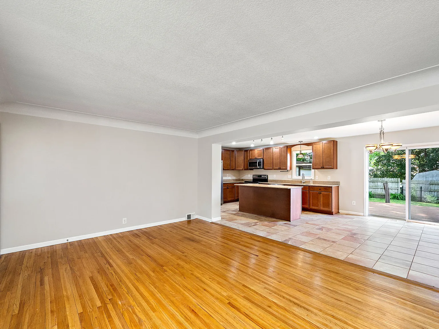 4 bed, 2595 sqft, $3,000 — Photo 3