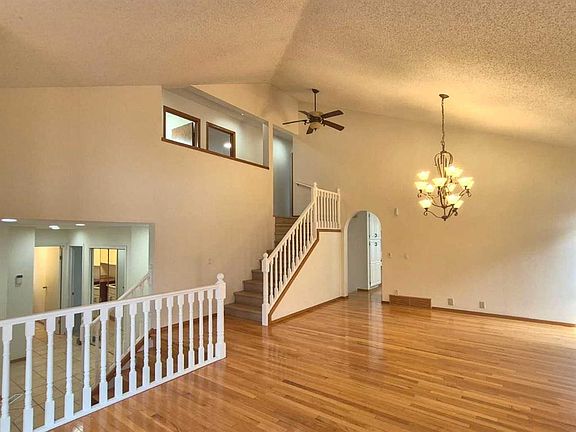 4th image of 7 N Suncastle Cres SE