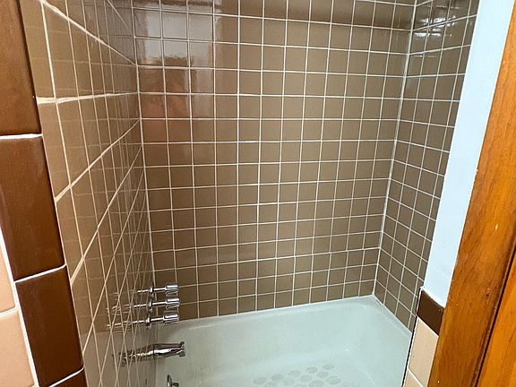 5th image of 146 E 98th St APT 18
