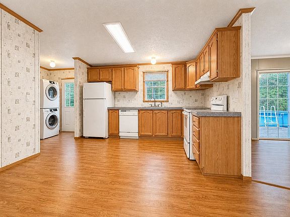 3rd image of 90 Monteiro Drive