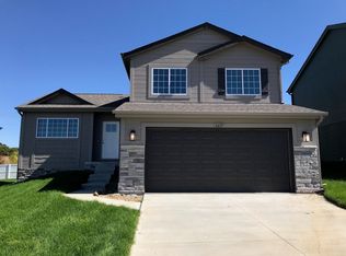 17702 Rose Lane Rd, Omaha, NE 68136