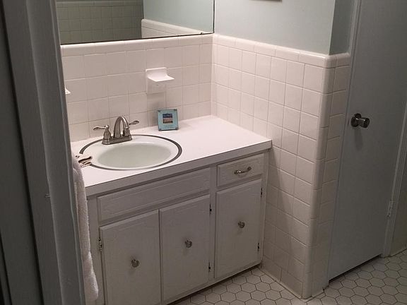 Hall bathroom w/shwr-tub