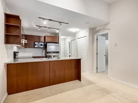 3rd image of 4768 Brentwood Dr Penthouse 404