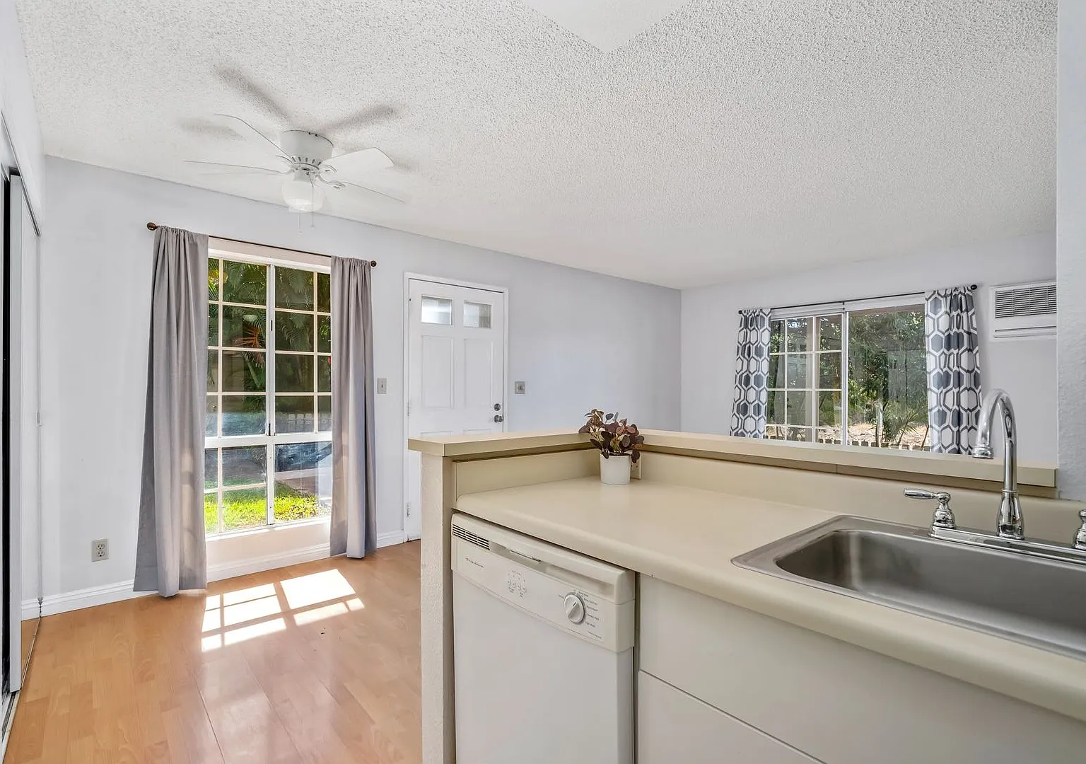 Remodeled 2 Bed / 1.5 Bath at Kihei Villages with Spacious Fenced Yard — Photo 4