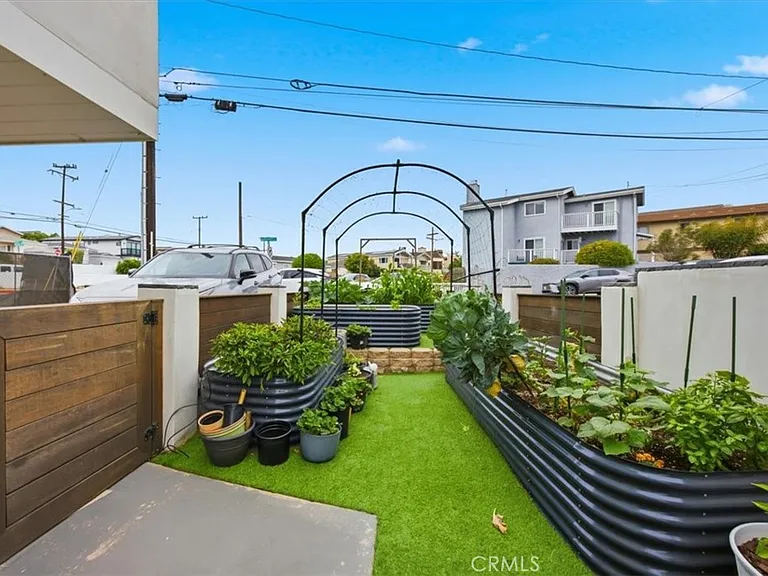 1506 Wollacott St — Photo 25