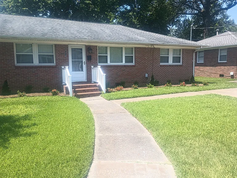 925 Hullview Ave — Photo 1